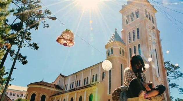 Khung cảnh khách du lịch Đà Lạt tại Nhà thờ con gà